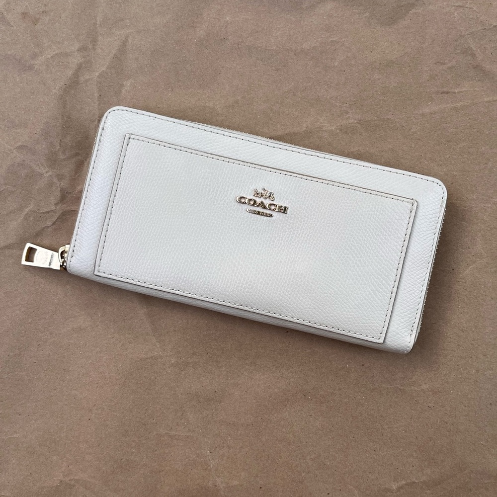 Coach Crossgrain leather accordion zip wallet in chalk/gold